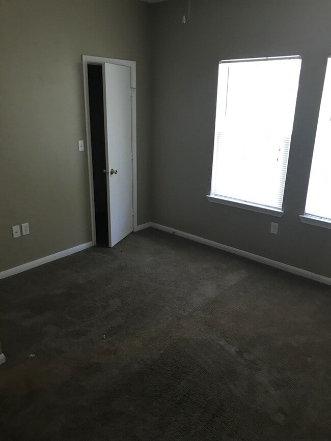 Building Photo - College Station - 3 Bedroom, 2.5 Bath Town...