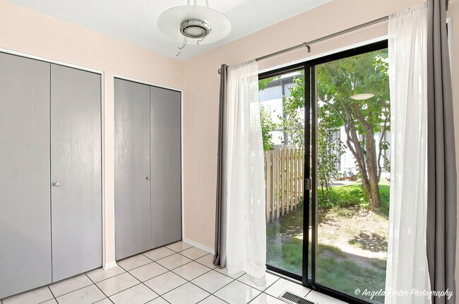 Building Photo - 246 Shadow Bend Dr