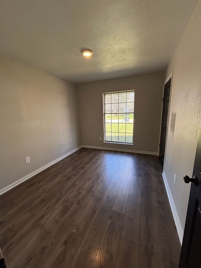 Building Photo - 1800 Fairlane-Move In Ready!