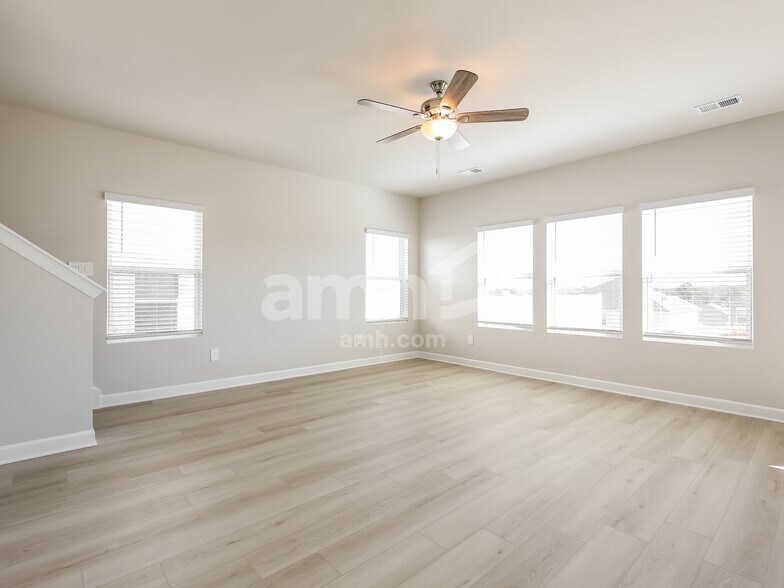 Building Photo - 782 Treeline Rd