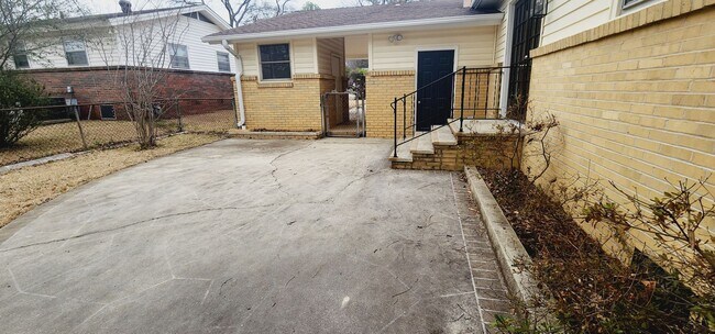 Building Photo - 209 Knoll Crest Dr