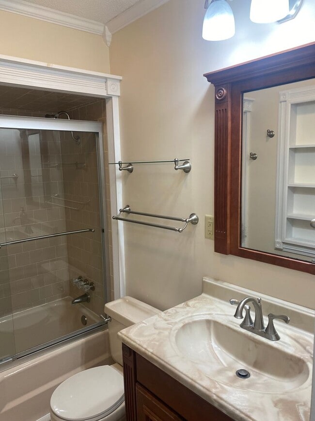 Building Photo - Move in Incentive!