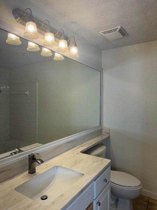 Building Photo - 3210 Myrtlewood Cir E