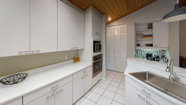 Building Photo - LOOK!  Park Avenue- 4 Bedroom/3 Bath - BEAUTIFUL!