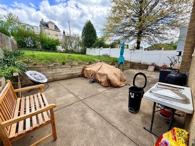 Building Photo - 433 Ella St