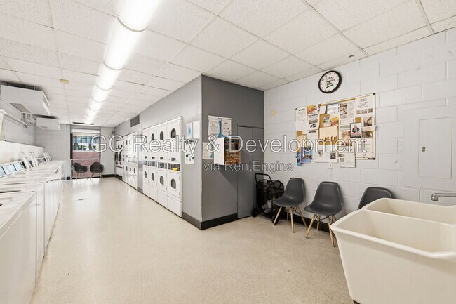 Building Photo - 5445 N Sheridan Rd