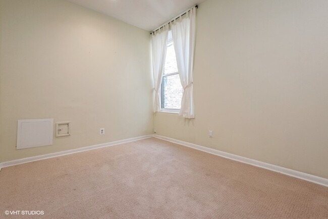 Building Photo - 4026 N Clarendon Ave