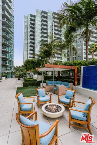 Building Photo - 13700 Marina Pointe Dr