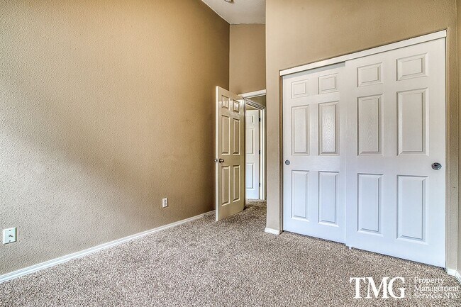 Building Photo - Wonderful 4 bed 2.5 Bath Townhome in Hills...