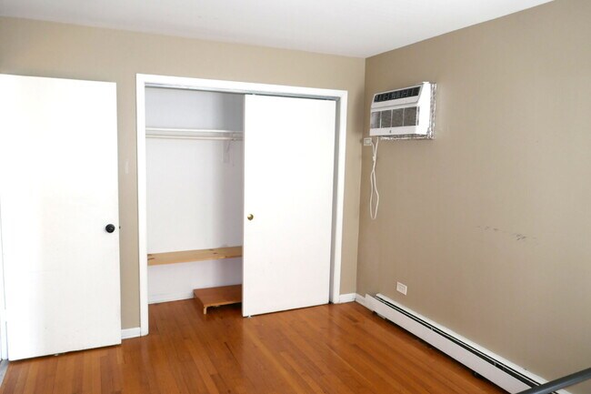 Building Photo - 2 Bedroom 1 bath in Oak Park