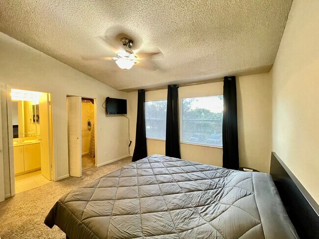 Building Photo - Charming 2 Bed, 2 Bath Condo in Gated Dock...