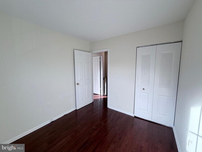 Building Photo - 5900 Parenham Way