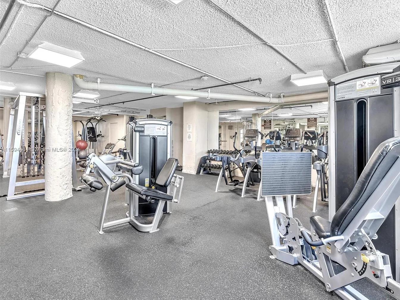 Building Photo - 999 Brickell Bay Dr