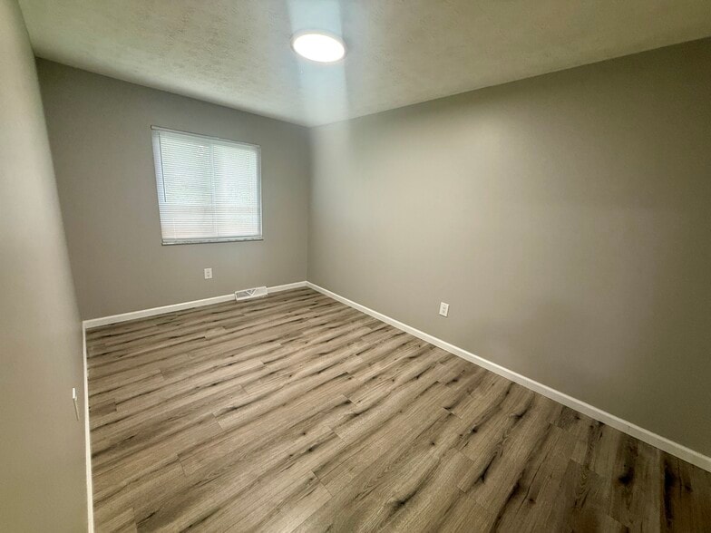 Building Photo - 5584 Chatford Dr