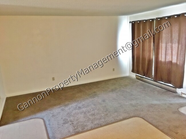 Building Photo - 4480 N Viewpoint Dr
