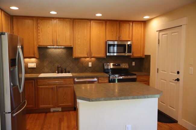 Building Photo - Stunning Modern Five Bedroom Home in Loveland