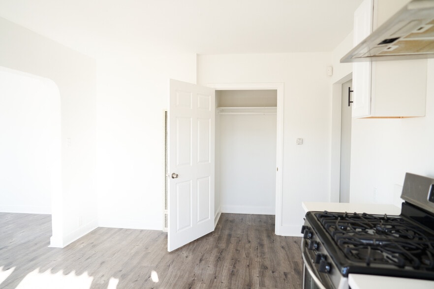 Building Photo - 606 E Realty St