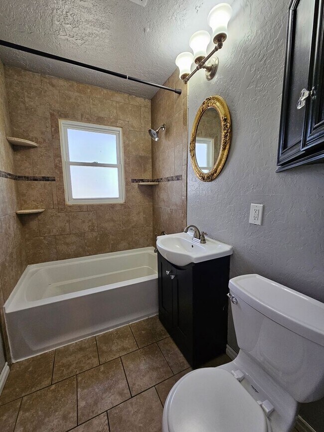 Building Photo - (3) Bed/(1) Bath in Core Norman Avail NOW! Pet Negotiable!