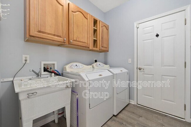 Building Photo - 414 Carriage Lake Dr