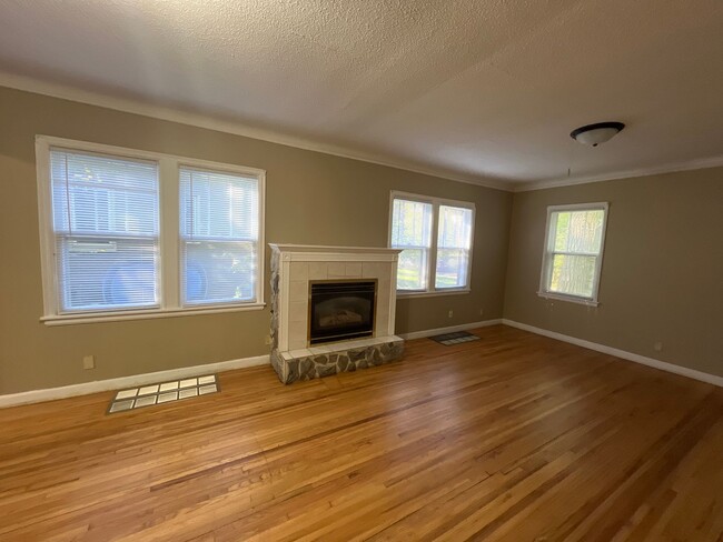 Building Photo - 4 bedroom, 2 bathroom home in the peaceful community of Mahtomedi access to White Bear Lake