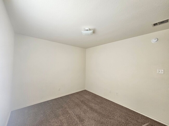 Building Photo - AVAILABLE NOW!