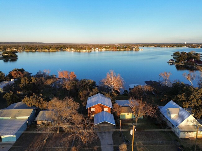 Primary Photo - 405 W Lakeshore Dr