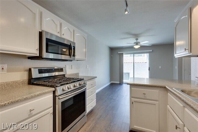 Building Photo - Charming 3-Bedroom Henderson Townhome