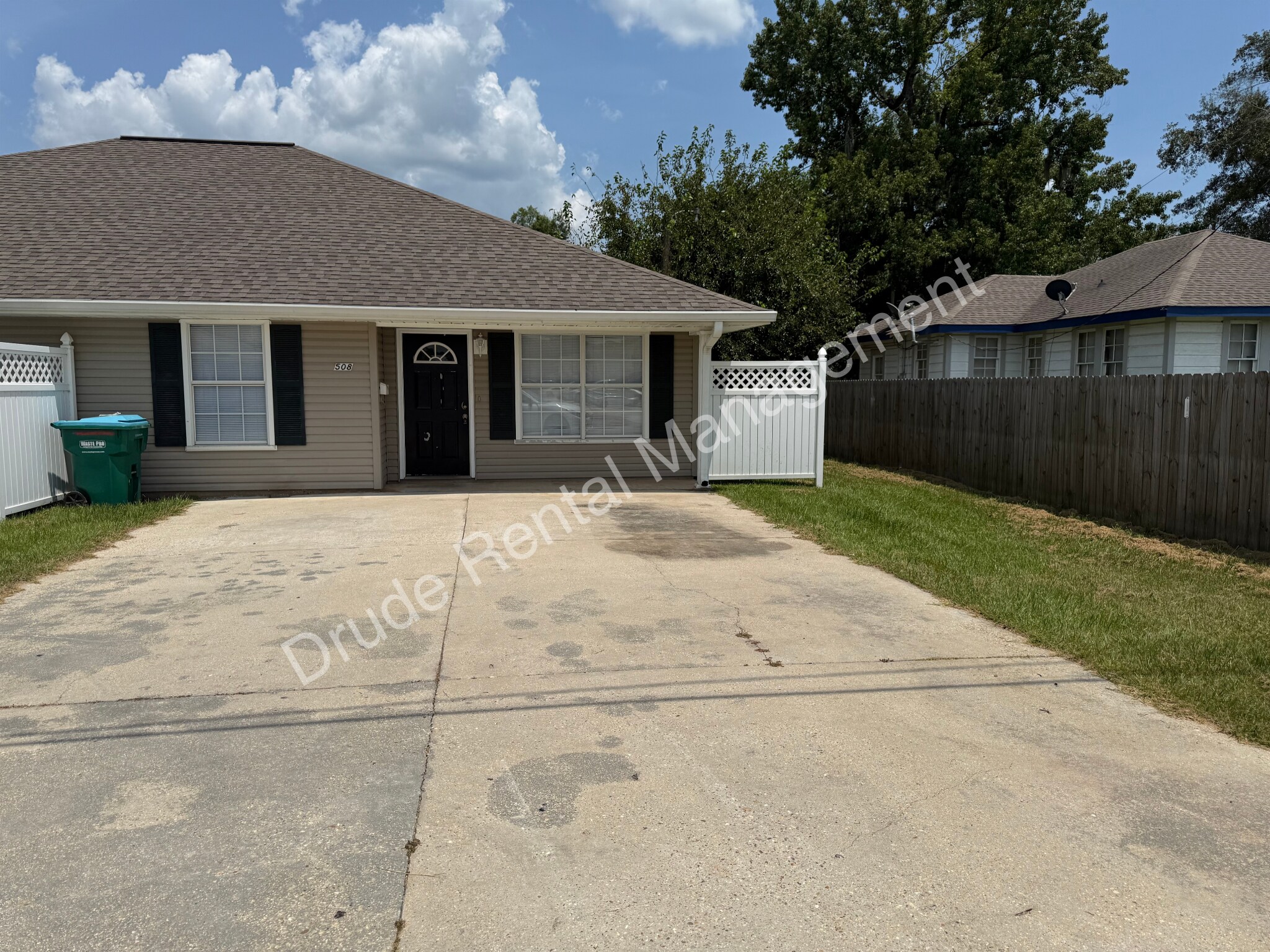 Building Photo - 508 Cedar Ln