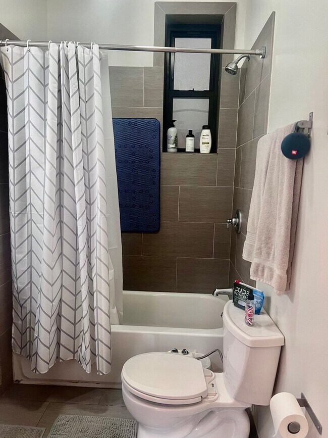 Building Photo - 1421 W Huron St