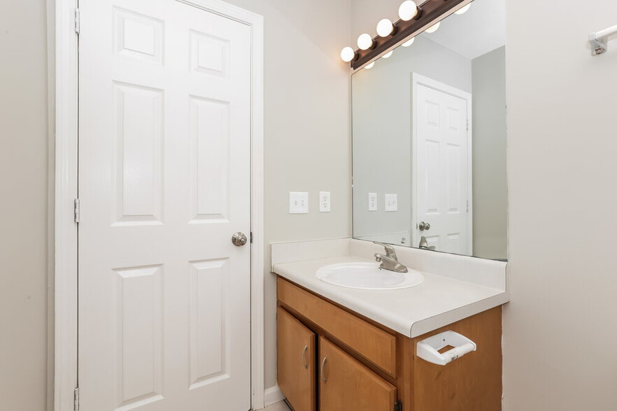 Building Photo - 1202 Oldstone Ct