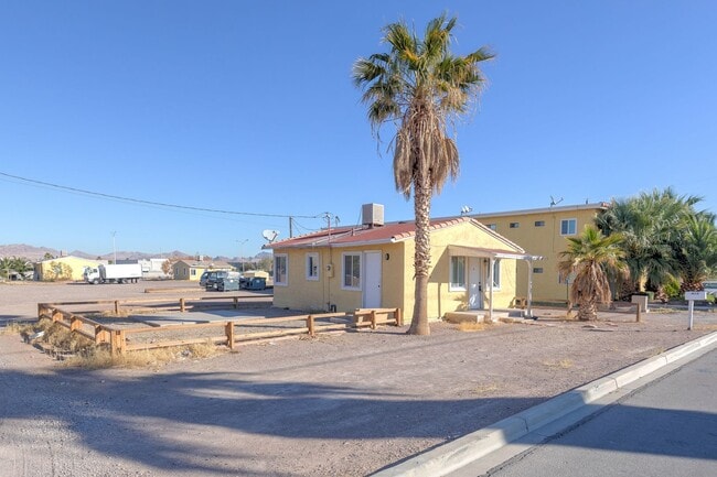 Building Photo - *** Private Home on Huge Lot - Modern and Spacious ***