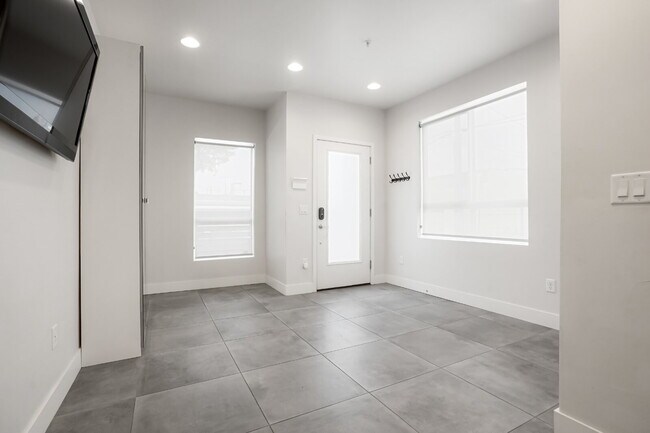 Building Photo - Stylish Sloan’s Lake Townhome with Rooftop...