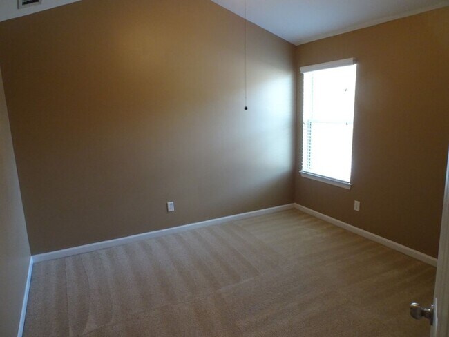 Building Photo - Prime Newnan location, close to everything...