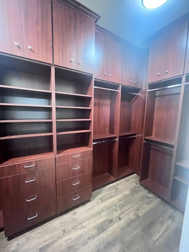 Building Photo - BEAUTIFUL HOME IN ELK GROVE WITH POOL!!