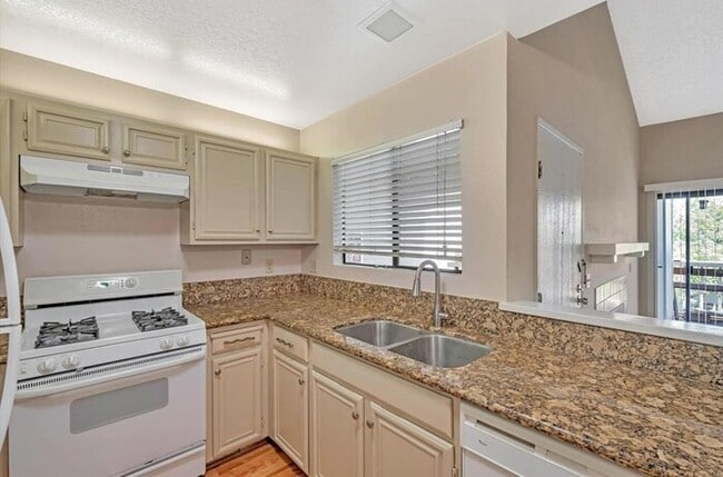 Building Photo - Cozy Penthouse Condo in Gated Community with Pools & In-Unit Laundry