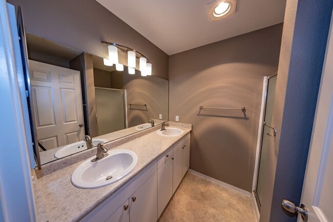 Building Photo - Townhome-Style Condo at Columbia Shores - 3 Bedroom