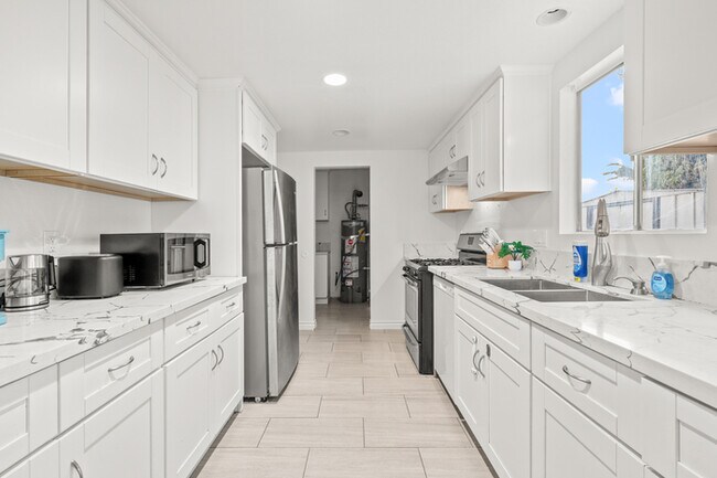 Building Photo - 734 Claraday St