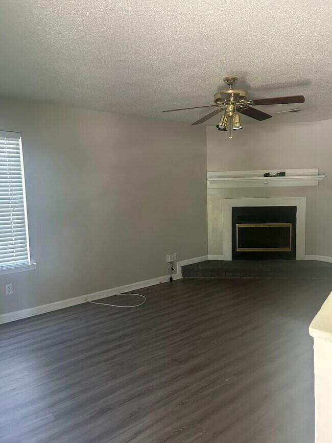Building Photo - Cozy townhouse