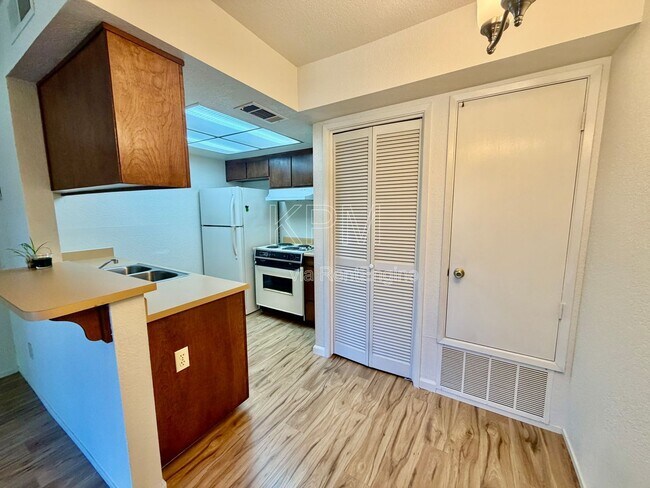 Building Photo - 1537 Pyrenees Ave