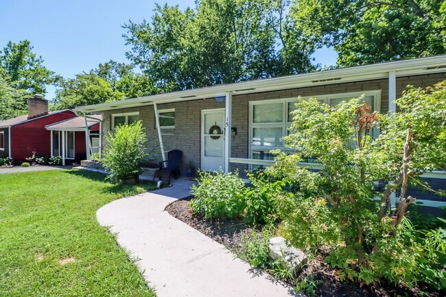 Building Photo - Immaculate Centrally located home!