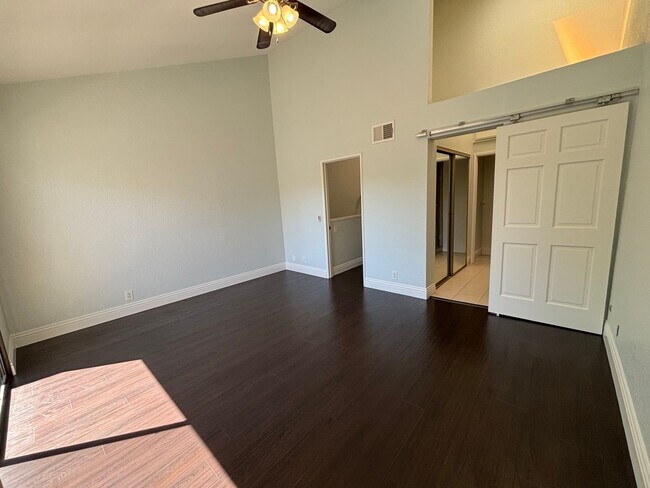 Building Photo - Updated 2 Bedroom home in Fullerton