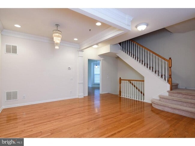 Building Photo - 256 Hudson Dr