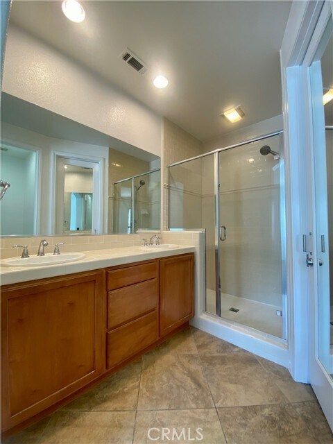 Building Photo - 2750 E Oak Hill Dr