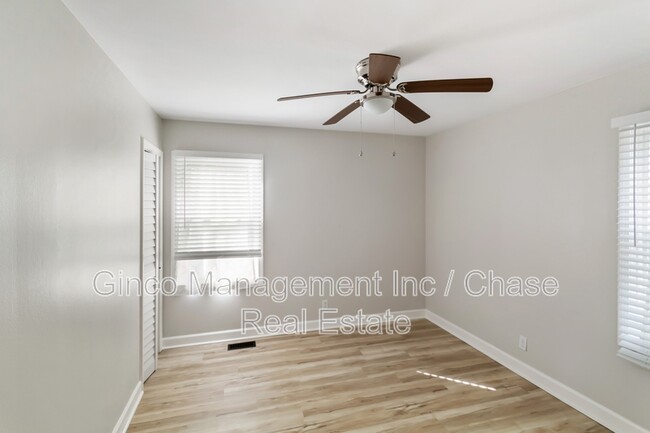 Building Photo - 215 E Maxon Ln