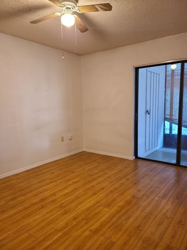 Building Photo - 3 Bedroom Condo, close to airport & shoppi...