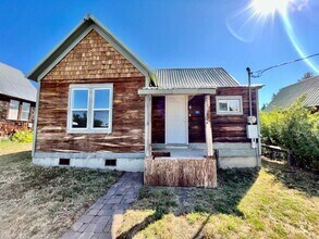 Building Photo - Charming Ronald Cabin Available through Ma...