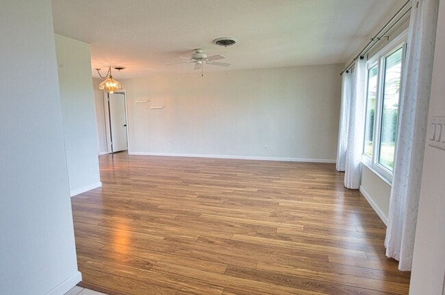 Building Photo - Annual Unfurnished 2 Bedroom 2 Bathroom Single Family Home in Venice Gardens with Water View!