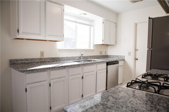 Building Photo - 5912 Shreveport Dr