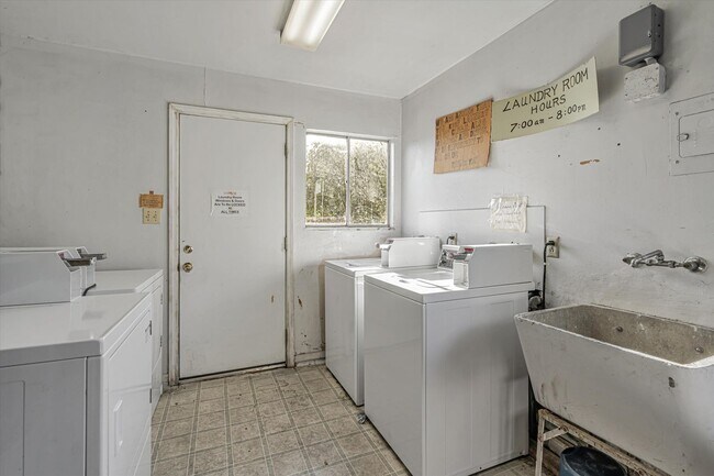 Building Photo - 2nd Floor 1Bed/1Ba Unit in El Cerrito - Remodeled and Comes with 1 Car Parking Space