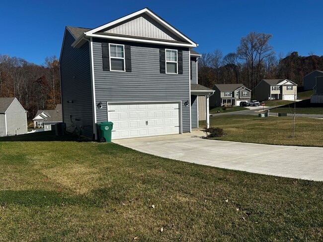 Building Photo - E. Morristown - 3 bed/2.5 bath home with g...